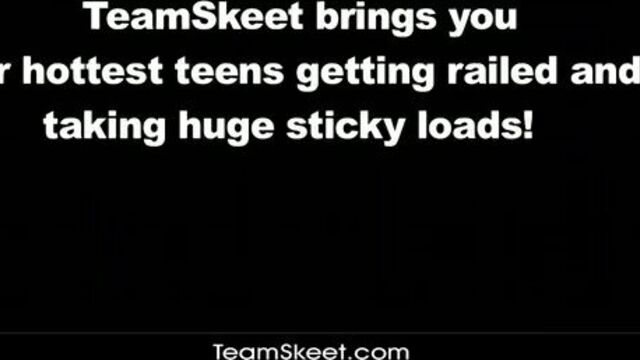 Улыбчивая дама с выбритой писькой встала раком перед оператором