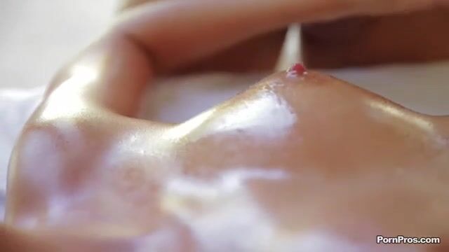 Особый масляный массаж безумно завел молодую клиентку