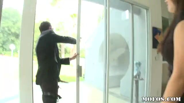 Сексуальная девушка из Японии отсасывает с жадным видом