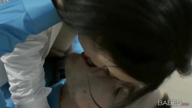 Худышка в капроновых чулках бодро приседает на упругом хую