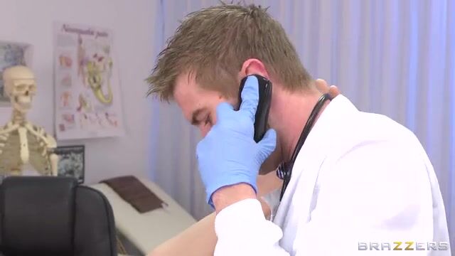 Доктор имеет привлекательную пациентку на рабочем столе