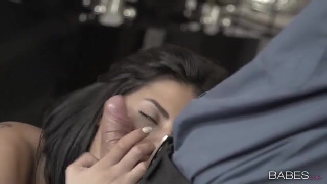 Тощая телка с выбритой писькой ублажает начальника в кабинете