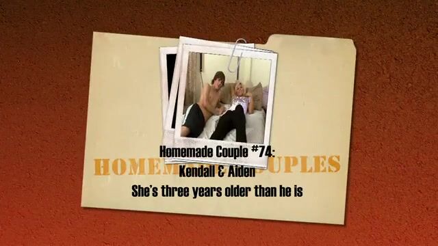 Проказница с мокрой писькой широко разводит ноги с хером в пизде