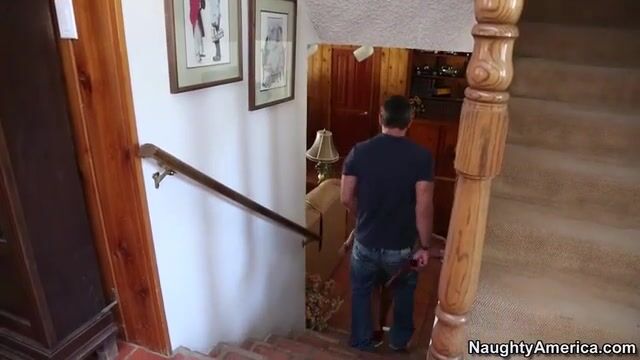 Телочка в короткой юбочке сосет хуй стоя на коленях