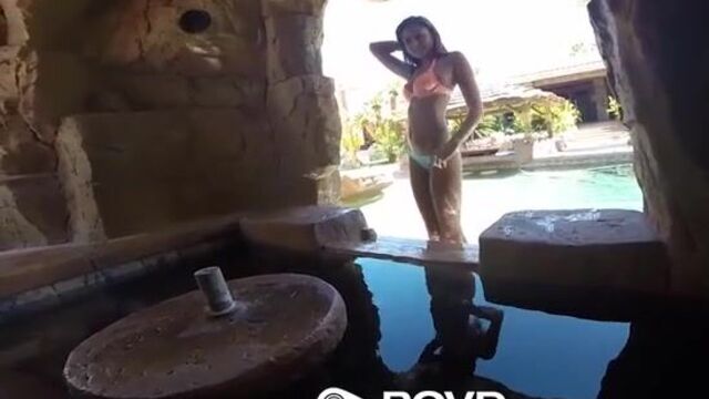 Баба с выбритой писькой шикарно трахается возле бассейна