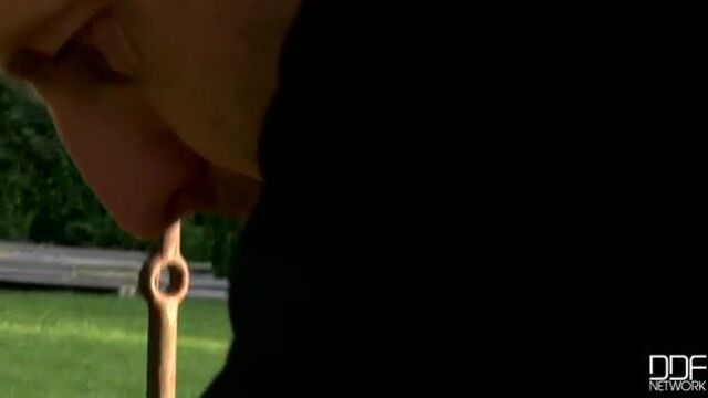 Закованная в цепях рабыня сексуально унижена озабоченным хозяином