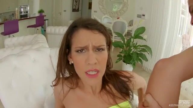 Активное двойное проникновение помогло шлюшке классно кончить