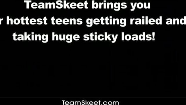 Улыбчивая дама отсасывает оператору и эротично подмигивает