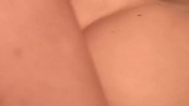 Удовлетворенная русая телка жадно глотает теплую сперму