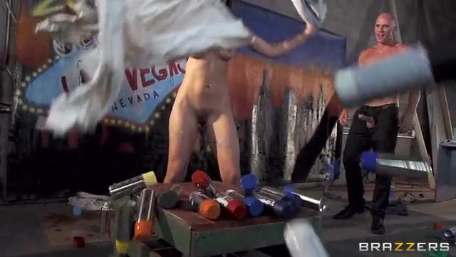 Молодая развратница красиво кончает на члене лысого ебаря