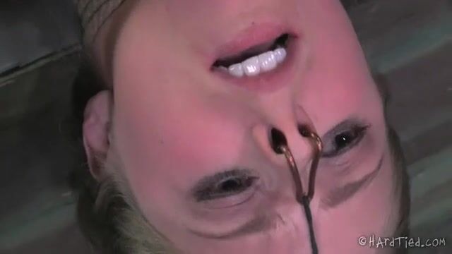 Активная лесби мастурбирует письку связанной любовнице