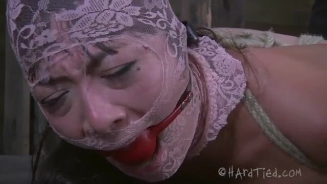 Строгий парень связывает милую рабыню и натирает письку интимной игрушкой