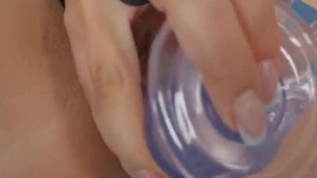 Ритмичная дрочка ребристой игрушкой помогла блондинке классно кончить