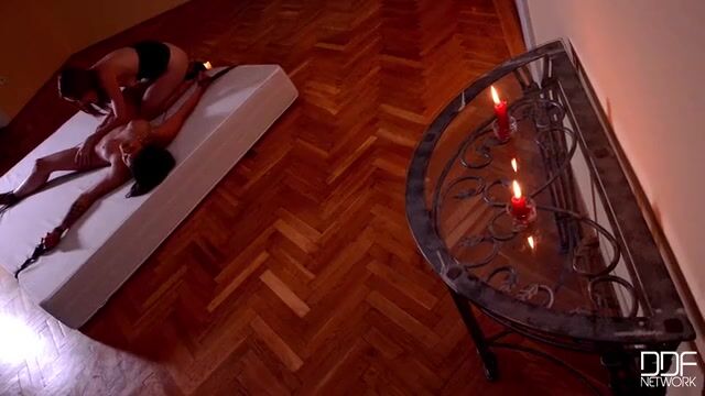 Рыжая лесбиянка трахает подружку рукой и делится ощущениями