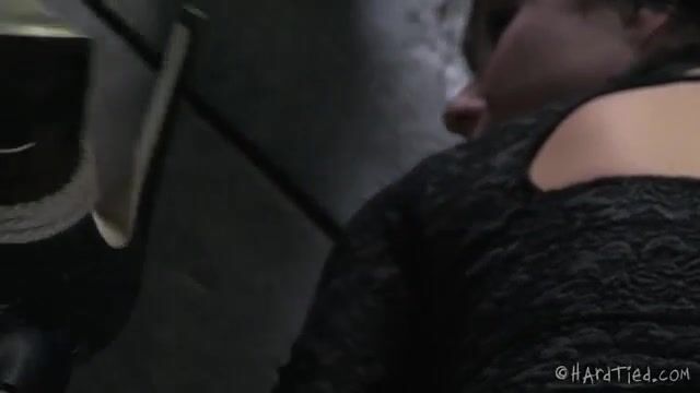 Злодей стягивает с пленницы трусики и привязывает к полу