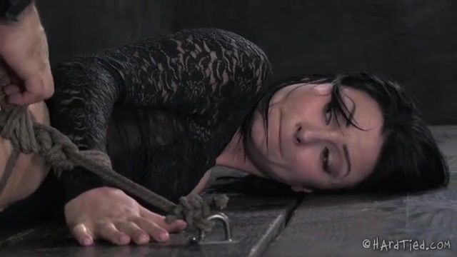 Злодей стягивает с пленницы трусики и привязывает к полу