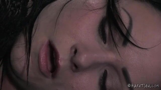 Злодей стягивает с пленницы трусики и привязывает к полу