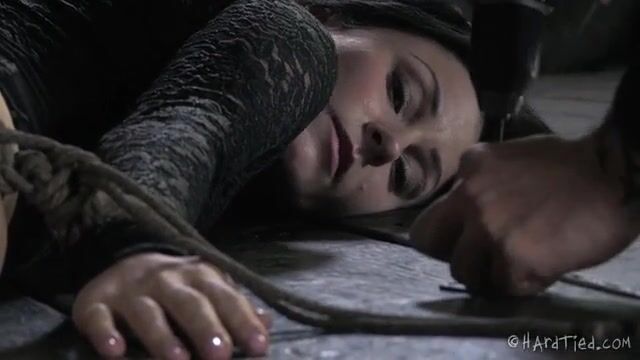 Злодей стягивает с пленницы трусики и привязывает к полу