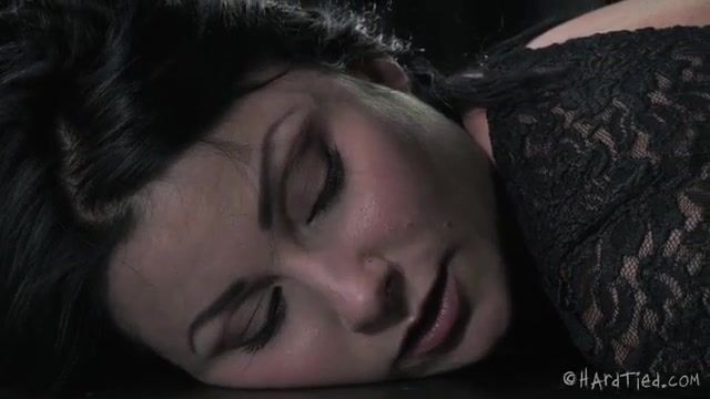 Злодей стягивает с пленницы трусики и привязывает к полу