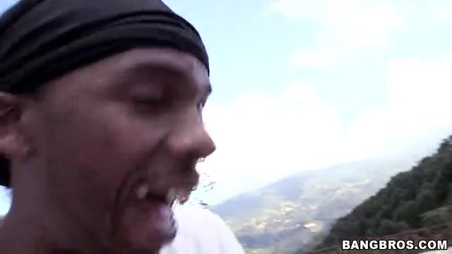 Латинка с классными сиськами удовлетворяет негра на свежем воздухе