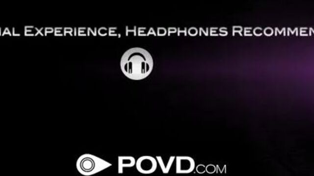 Блондинка в гольфах отсасывает перед объективом и подставляет письку