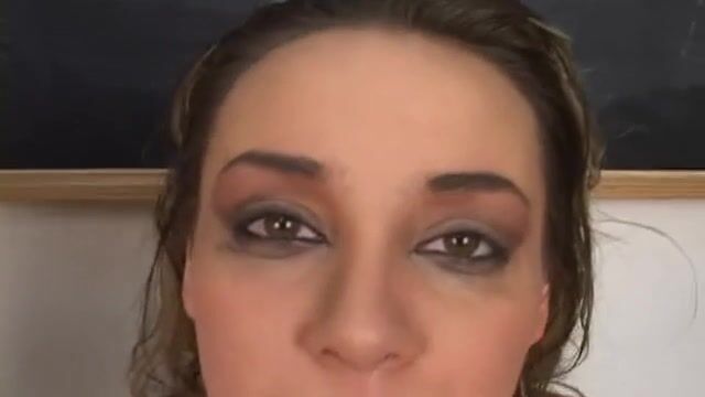 Распутная студентка отсасывает друзьям в конце учебного дня