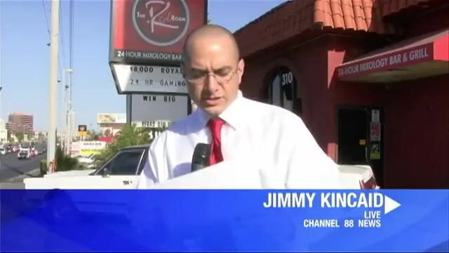 Возбужденный негр знакомит белую шлюху с большим членом