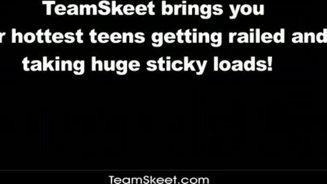 Любовница заскочила к дружку в гости и стала сосать хуй