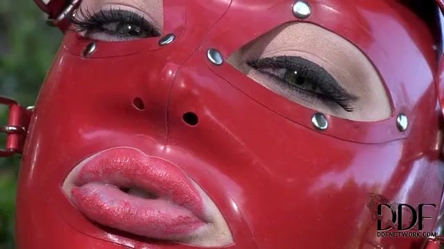 Баба в латексе мастурбирует пизденку пальцами на газоне