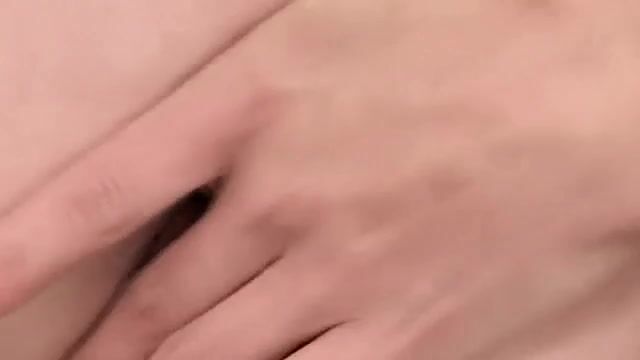 Тощая проказница теребит письку прозрачной игрушкой