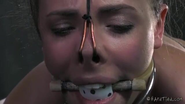 Безумный злодей связал голую пленницу и ввел металлический крюк в жопу