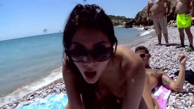 Обнаженная туристка обливается маслом и трахается с незнакомцем на пляже