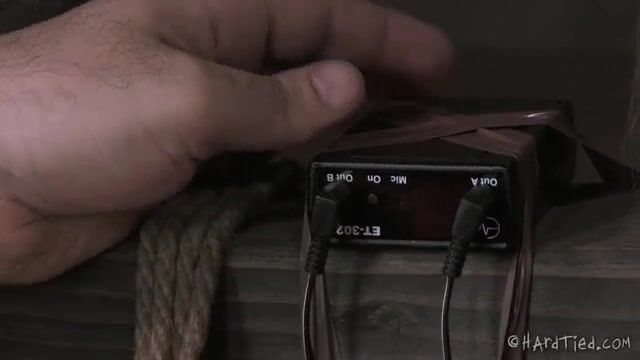 Важный хозяин дрочит рабыне сырую пизденку