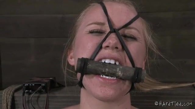 Важный хозяин дрочит рабыне сырую пизденку