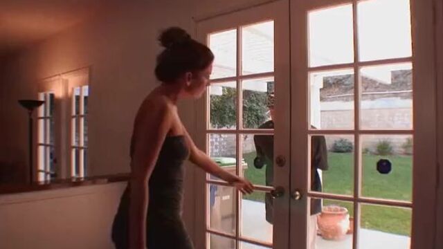 Крупный черный член с трудом входит в белую киску