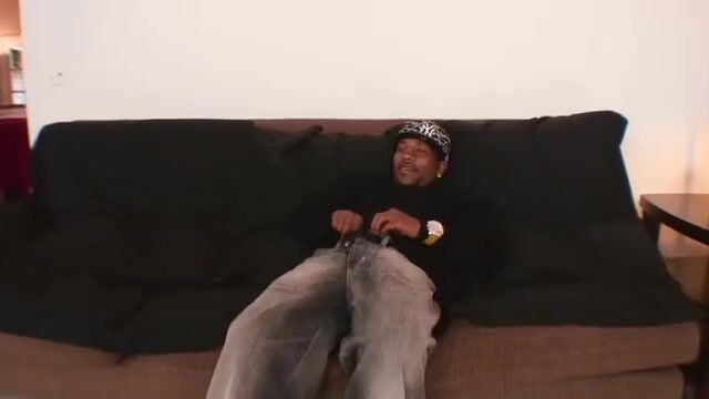 Крупный черный член с трудом входит в белую киску