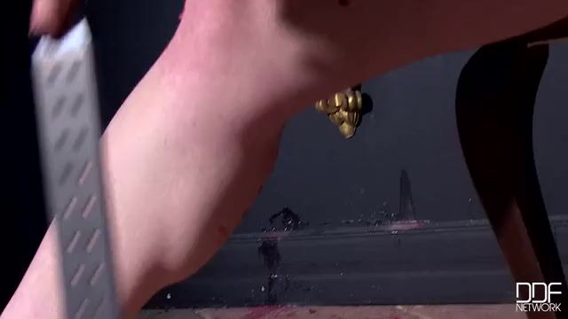 Горячий воск на пизде сильно возбуждает озабоченную бабу