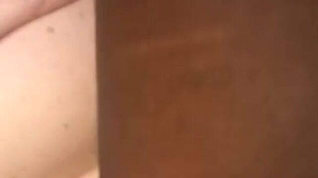 Крупный черный пенис красивой входит в белую жопу