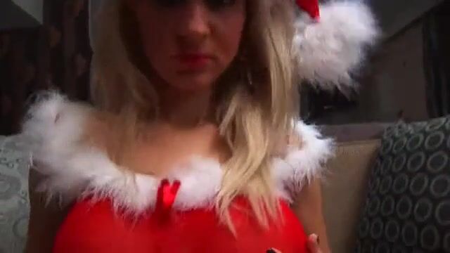 Грудастая снегурочка раздевается и мастурбирует игрушкой