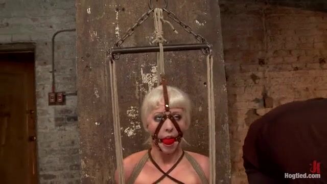 Извращенная пара связывает блондинку и дрочат пилотку игрушками