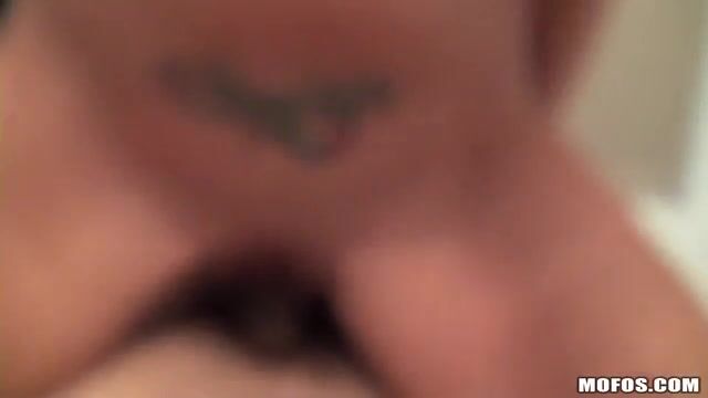 Брюнетка отсасывает и трахается перед объективом любительской камерой