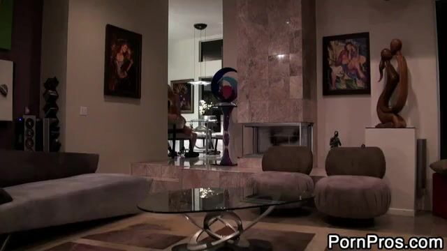 Обнаженная жена изменяет мужу перед скрытой камерой