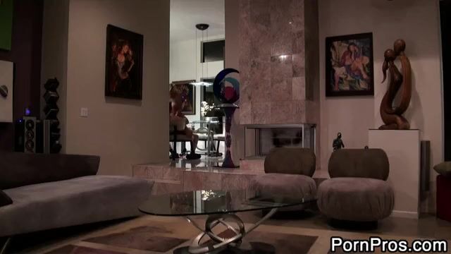 Обнаженная жена изменяет мужу перед скрытой камерой