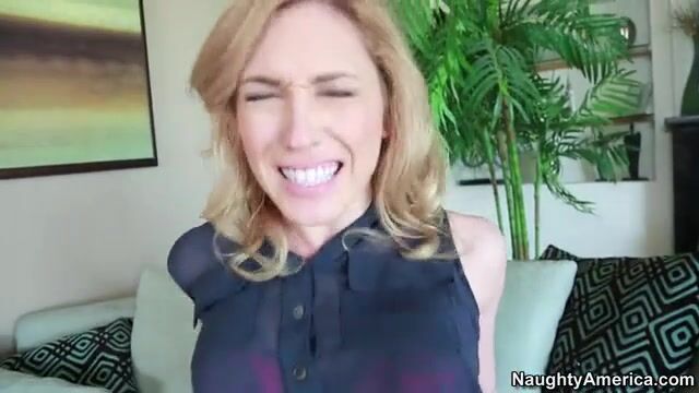 Жена с небритой киской подарила мужу незабываемый секс на диване