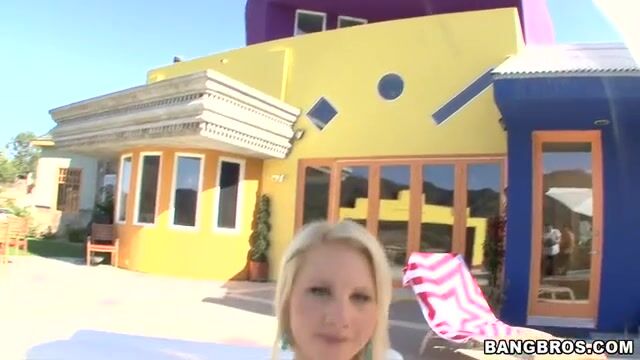 Стерва с масляными ягодицами отсасывает пенис во дворе