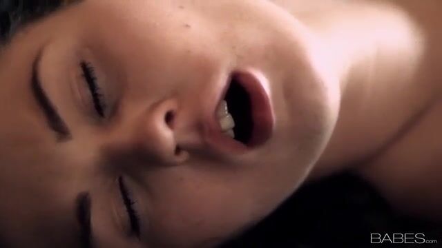 Молодые любовницы с особой страстью дрочат и облизывают пизденки