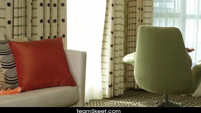 Красивая молодуха с небольшими титьками классно трахается в письку и визжит