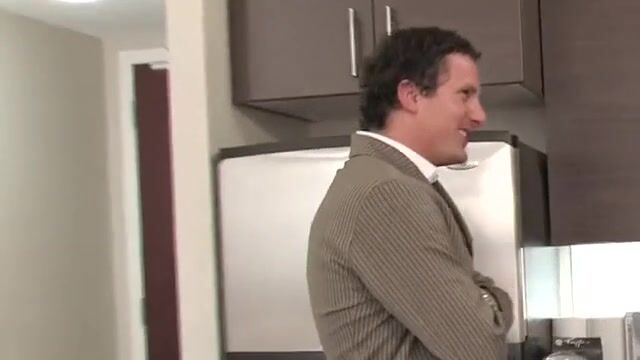 Встала на колени перед соседом и отсосала на кухне