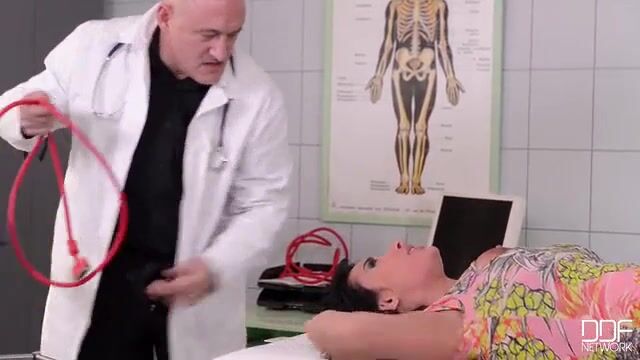 Лысый доктор связывает пациентку и щупает выпуклости