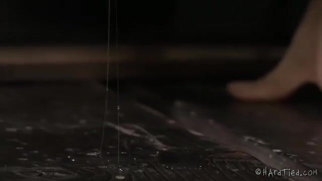 Связанная рабыня сексуально унижена озабоченным господином